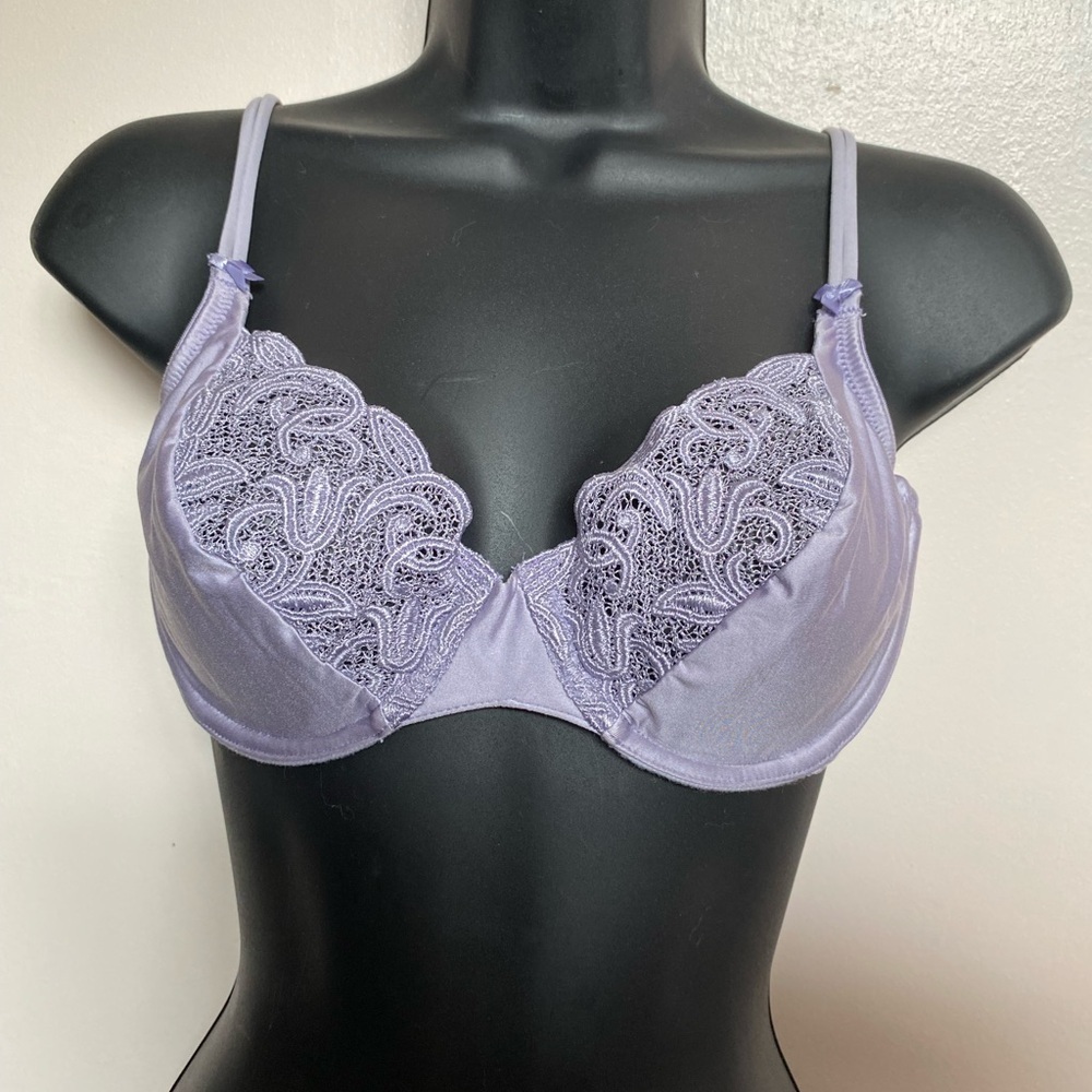Victoria’s Secret Lavender Lace Underwire Bra